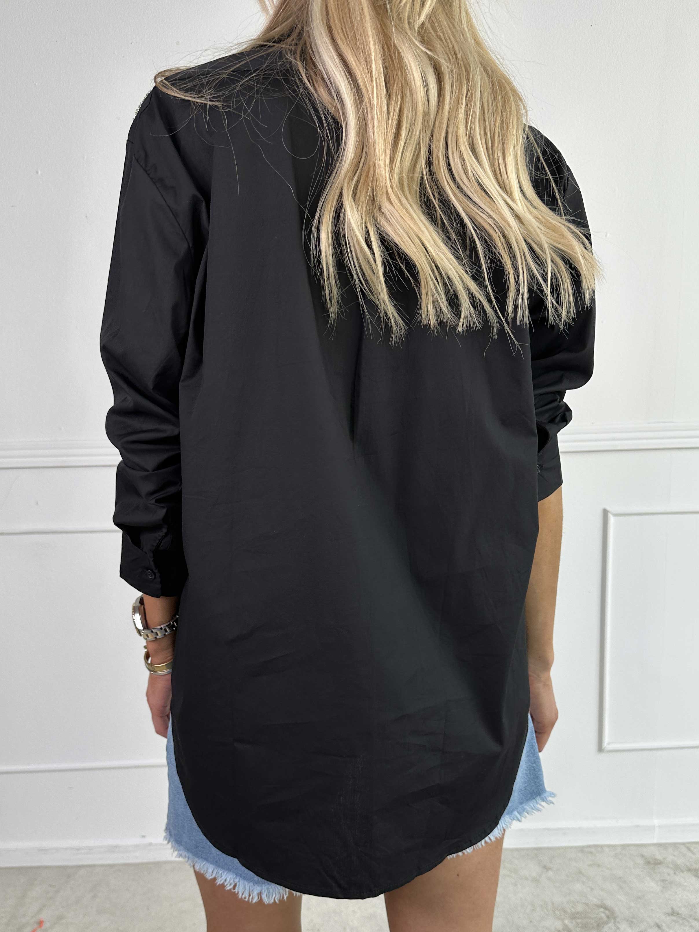 Frederikke - Skjorte med sommerfugl i perler og pailletter